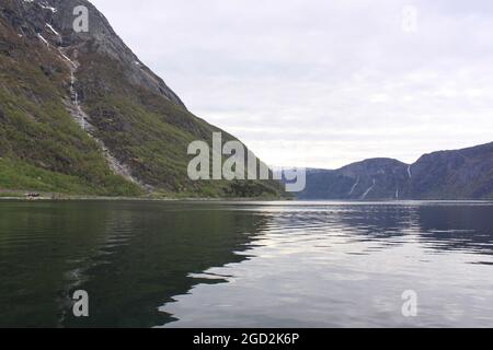 Spiegelung des Himmels und der Berge im Fjord - Eidfjord Stockfoto