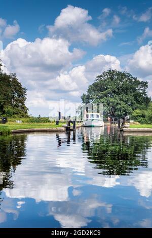 RIVER WEY PAPAERCOURT SCHLEUSENKREUZER Staycation Motorboote River Wey Lock Schleusenkreuzer im Sommer, mit Cabin Cruiser verlassen Papercourt Lock und navigieren stromaufwärts von Papercourt Lock Rivr Wey Navigations Surrey UK Stockfoto