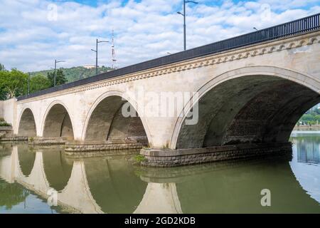 Saarbrucken-Brücke am Fluss Kura in Tiflis, Georgien Stockfoto