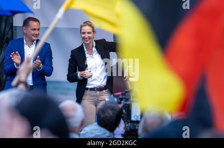 Schwerin, Deutschland. August 2021. Alice Weidel und Tino Chrupalla, die Spitzenkandidaten der AfD für die Bundestagswahl, stehen am Start der Wahlkampftour der AfD. Die Partei geht mit dem Slogan "Deutschland" in den Wahlkampf. Aber normal.“ in den Wahlkampf. Quelle: Jens Büttner/dpa-Zentralbild/dpa/Alamy Live News Stockfoto