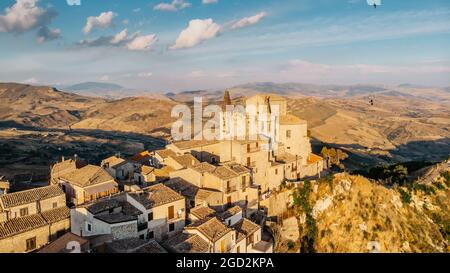 Luftaufnahme des mittelalterlichen Steindorfes, das höchste Dorf in der Madonie-Bergkette, Sizilien, Italien.Kirche Santa Maria di Loreto bei Sonnenuntergang.malerisch Stockfoto