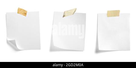 Nahaufnahme eines Notizpapiers mit Klebeband auf weißem Hintergrund Stockfoto