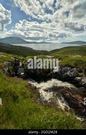 Blick von Meavaig auf den Strand von Luskentire und den Sound of Taransay auf der Insel Harris. Stockfoto