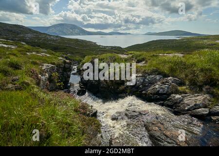 Blick von Meavaig auf den Strand von Luskentire und den Sound of Taransay auf der Insel Harris. Stockfoto