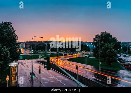 Stadtampel am regnerischen Abend, Prag, Tschechische republik. Lange Belichtungslampen. Bewegung der Autos bei farbenprächtiger Sonnenuntergänge. Nächtliche Stadtszene. Reisekonzept. Stockfoto