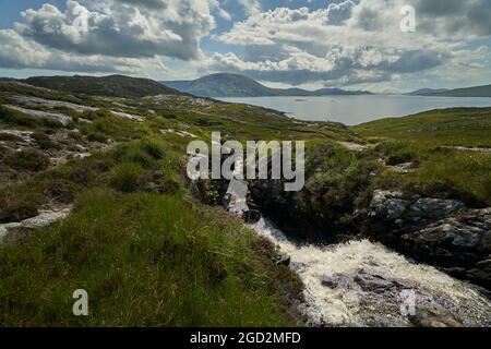 Blick von Meavaig auf den Strand von Luskentire und den Sound of Taransay auf der Insel Harris. Stockfoto