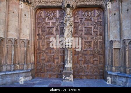 Portikus der Kathedrale von Leon in Spanien Stockfoto