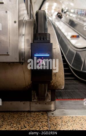 London, Großbritannien. August 2021. UV-Lichtgeräte an Rolltreppen der Londoner U-Bahn sind Teil des antiviralen Reinigungsregimes von TfL (Transport for London).an einigen Rolltreppen in ihrem Netzwerk wurden Desinfektionsgeräte installiert, die das bestehende umfassende antivirale Reinigungsverfahren von TfL ergänzen sollen. Sie sind mit dem Handlauf der Rolltreppe verbunden und nutzen ihre Bewegung zur Stromversorgung einer UV-Lampe, die Verunreinigungen abbaut und die Oberfläche kontinuierlich desinfiziert. Kredit: SOPA Images Limited/Alamy Live Nachrichten Stockfoto