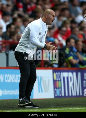 AFC Wimbledon-Manager Mark Robinson beim ersten Spiel des Carabao Cups im Londoner Valley. Bilddatum: Dienstag, 10. August 2021. Stockfoto