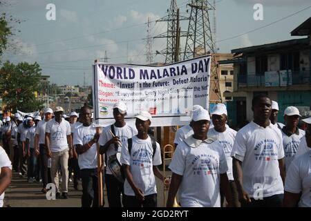 Liberianische Bürger und Gesundheitsfürsprecher ziehen am 25 2015. April durch die Innenstadt von Monrovia Stockfoto