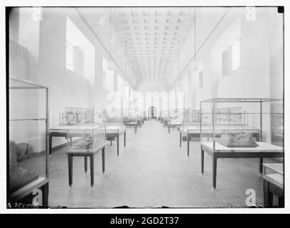 Ausstellungen im südlichen Galerie-Innenraum des Rockefeller Museums in Jerusalem ca. zwischen 1934 und 1939 Stockfoto