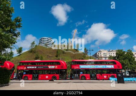 London, Großbritannien. August 2021. Die roten Londoner Busse, die vor dem Marble Arch-Hügel geparkt waren, wurden für Besucher wiedereröffnet, die im August nicht mehr zahlen müssen, um nach oben zu fahren.der Hügel, der den Westminster Council um 2 Mio. £kostete, wurde Ende Juli nach heftiger Kritik von Besuchern geschlossen. Der rat entschuldigte sich, dass er zugab ‘er war eindeutig nicht bereit“. An dem Artefakt an der Ecke Oxford Street und Park Lane werden noch Änderungen vorgenommen, und ein Spielbereich und Café, die angeblich im Inneren geschaffen worden sein sollten, wurden letzte Woche nicht begonnen. Kredit: SOPA Images Limited/Alamy Live Nachrichten Stockfoto