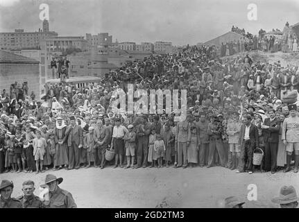 Arabische Rekruten bei der Parade in Jerusalem. Zuschauermenge. Araber versammeln sich und beobachten Parade ca. 1941 Stockfoto