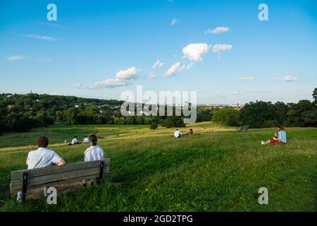 London, 10. August 2021. Wetter in Großbritannien: Ein warmer, klarer Sonnenuntergang über London für junge Leute, die sich am Tag der A Level Results auf dem Parliament Hill, Hampstead Heath, versammeln. Kredit: Bradley Taylor / Alamy Live Nachrichten Stockfoto