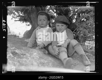 Zionistische Kolonien auf Sharon. Ben Shemen, zwei junge Pioniere. Zwei gesunde Kinder ca. 1920 Stockfoto