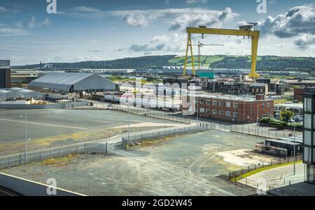 Erhöhter Blick auf Belfast Industrieviertel, Hafen und Docks mit großem gelben Kran, Großbritannien, Nordirland Stockfoto