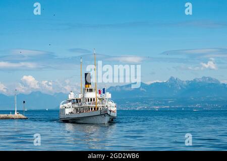 Nyon, Schweiz - 10. Juli 2021: Ein Raddampfer auf dem Lac Leman Stockfoto