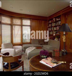 Designer-Wohnzimmer in NYC mit gebogenem Fenster mit hölzernen jalousien. Stockfoto