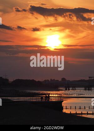 Sheerness, Kent, Großbritannien. August 2021. UK Wetter: Sonnenuntergang in Sheerness, Kent am Ende eines heißen Tages. Kredit: James Bell/Alamy Live Nachrichten Stockfoto