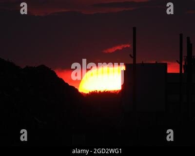 Sheerness, Kent, Großbritannien. August 2021. UK Wetter: Sonnenuntergang in Sheerness, Kent am Ende eines heißen Tages. Kredit: James Bell/Alamy Live Nachrichten Stockfoto