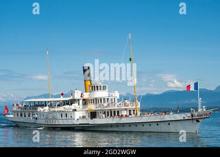 Nyon, Schweiz - 10. Juli 2021: Ein Raddampfer auf dem Lac Leman Stockfoto