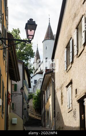 Nyon, Schweiz - 10. Juli 2021: Historische Gebäude und das Schloss im Stadtzentrum Stockfoto