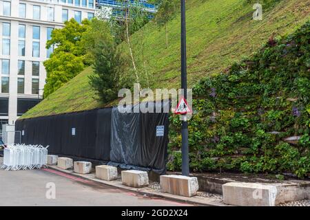 London, Großbritannien. August 2021. Ein Blick auf den Marble Arch Mound, der für Besucher, die im August nicht mehr zahlen müssen, wieder geöffnet wurde.der Hügel, der den Westminster Council um 2 Mio. £kostete, wurde Ende Juli nach heftiger Kritik von Besuchern geschlossen. Der rat entschuldigte sich, dass er zugab ‘er war eindeutig nicht bereit“. An dem Artefakt an der Ecke Oxford Street und Park Lane werden noch Änderungen vorgenommen, und ein Spielbereich und Café, die angeblich im Inneren geschaffen worden sein sollten, wurden letzte Woche nicht begonnen. (Foto von Dave Rushen/SOPA Images/Sipa USA) Quelle: SIPA USA/Alamy Live News Stockfoto