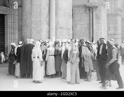 Gruppen von Arabern auf dem Gelände der al-Aqsa Moschee lesen Rebellenplakate ca. zwischen 1934 und 1939 Stockfoto