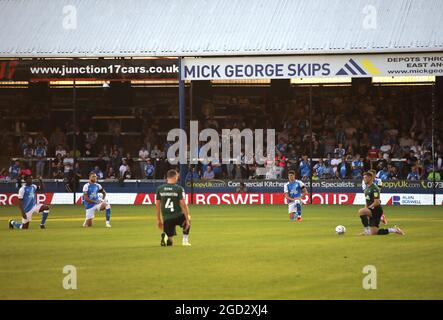 Peterborough, Großbritannien. August 2021. Die Spieler kniet beim Spiel Peterborough United gegen Plymouth Argyle EFL Cup im Weston Homes Stadium, Peterborough, Cambridgeshire. Kredit: Paul Marriott/Alamy Live Nachrichten Stockfoto