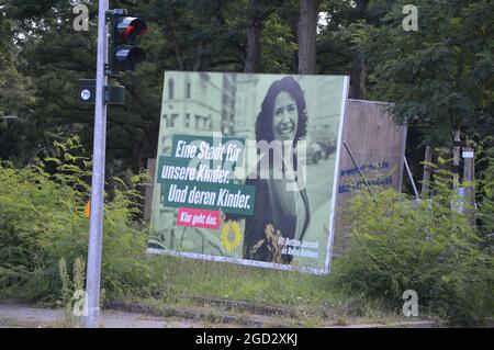 Wahlplakate von Bettina Jarasch, Bündnis 90/die Grünen, nahe der Freien Universität Berlin, in der Thielallee in Dahlem, Berlin, Deutschland - 10. August 2021. Stockfoto