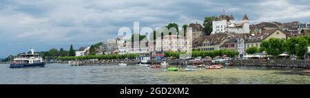 Nyon, Schweiz - 10. Juli 2021: Blick auf die Uferpromenade der Stadt am Lac Leman Stockfoto