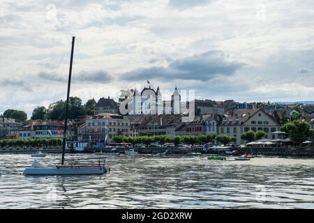 Nyon, Schweiz - 10. Juli 2021: Blick auf die Uferpromenade der Stadt am Lac Leman Stockfoto