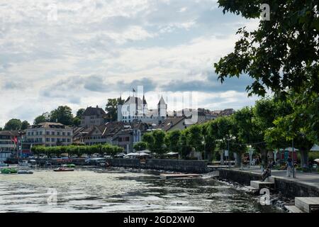 Nyon, Schweiz - 10. Juli 2021: Blick auf die Uferpromenade der Stadt am Lac Leman Stockfoto