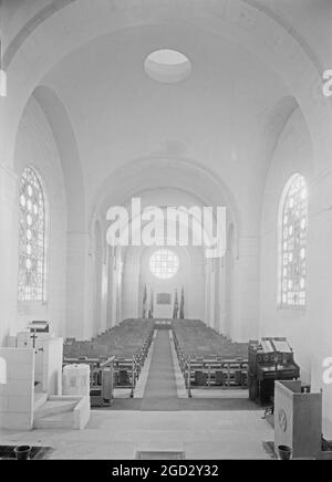 Schottisches Denkmal in der Kirche von St. Andrews. Das Innere der Kirche vom Altar aus über das Kirchenschiff ca. 1940 Stockfoto