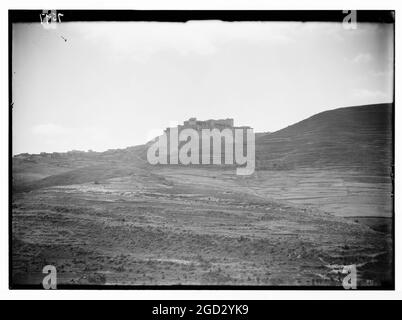 Ein Fernblick aus dem Nordosten auf Krak des Chevaliers und das St. George Kloster ca. 1936 Stockfoto