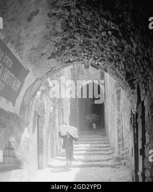 Haus der Veronica in der Via Dolorosa 6. Station des Kreuzes, Menschen, die die Straße entlang gehen ca. zwischen 1940 und 1946 Stockfoto