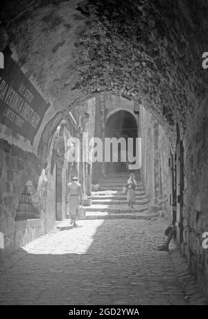 Haus der Veronica in der Via Dolorosa 6. Station des Kreuzes, Menschen, die die Straße entlang gehen ca. zwischen 1940 und 1946 Stockfoto