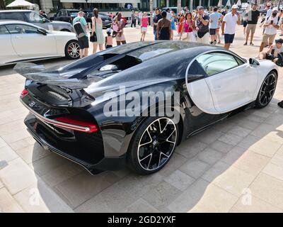 Monte-Carlo, Monaco - 24. Juli 2021: Weißer Luxus-Supercar von Bügti Chiron, der vor dem Casino von Monte-Carlo in Monaco an der französischen Riviera, E, geparkt ist Stockfoto