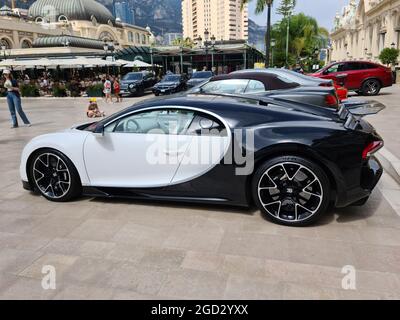 Monte-Carlo, Monaco - 24. Juli 2021: Der Wunderschöne Weiße Luxus-Supercar Von Bütti Chiron, Der Vor Dem Casino Von Monte-Carlo In Monaco Auf Französisch Geparkt Ist Stockfoto