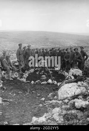 Tell el-Ful Schlachtfeld, etc. Großes Grab mit toten Türken gefüllt. Ca. 1917 Stockfoto