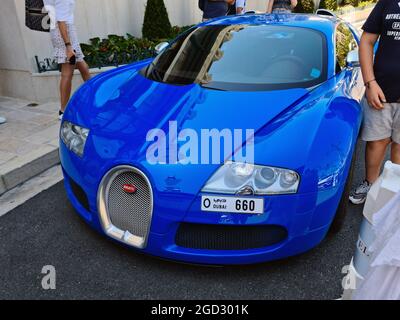 Monte-Carlo, Monaco - 1. August 2021: Blauer Luxus-Supersportwagen Des Typs "Veyron 16.4", Der Vor Dem Casino Monte-Carlo In Monaco An Der Französischen Riviera Geparkt Ist Stockfoto