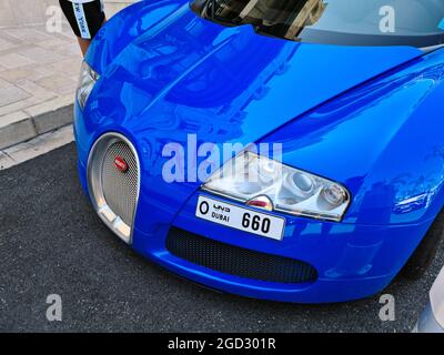 Monte-Carlo, Monaco - 1. August 2021: Blauer Luxus-Supersportwagen Des Typs "Veyron 16.4", Der Vor Dem Casino Monte-Carlo In Monaco An Der Französischen Riviera Geparkt Ist Stockfoto