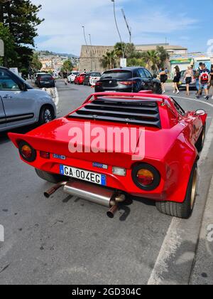 San Remo, Italien - 8. August 2021: Red Lancia Stratos HF Rally Italienischer Sportwagen in der Straße von San Remo in Italien, Europa geparkt. Nahaufnahme Der Rückansicht Stockfoto