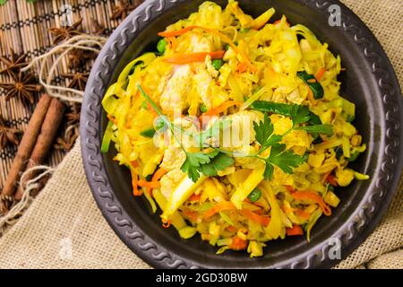 Gebratene Sojanudeln mit Huhn Stockfoto