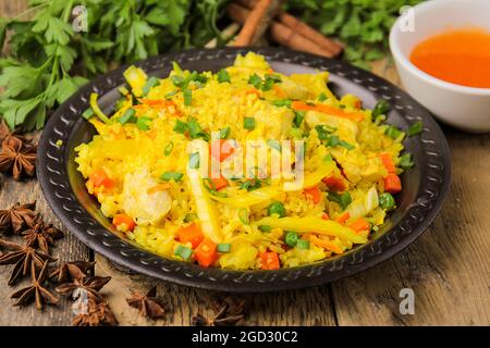Gebratener Reis mit Huhn Stockfoto
