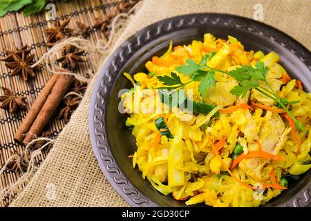 Gebratene Sojanudeln mit Huhn Stockfoto