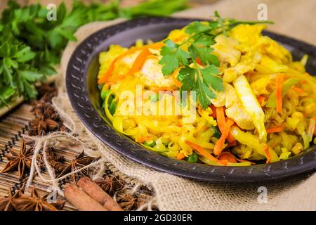 Gebratene Sojanudeln mit Huhn Stockfoto