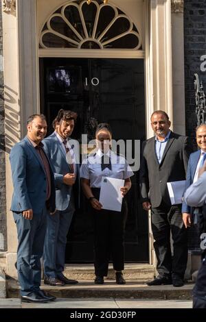 London, Großbritannien. August 2021. Eine Delegation des britischen pakistanischen Wirtschaftsrats nahm eine Petition an Boris Johnson in der Downing Street, um zu protestieren, dass Pakistan auf der „roten Liste“ geführt wird, wenn andere umliegende Länder von der roten Liste entfernt wurden. Kredit: Ian Davidson/Alamy Live Nachrichten Stockfoto