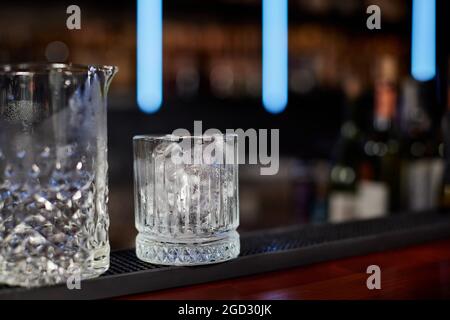 Gläser mit Eiswürfeln auf dem Holztisch Stockfoto