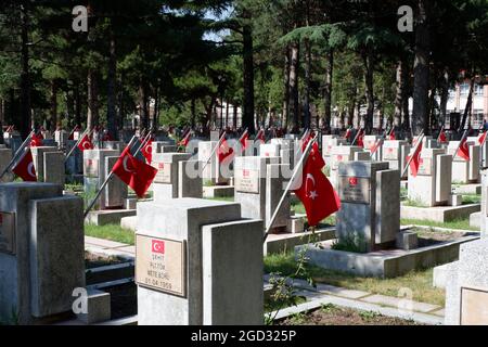 Grabsteine türkischer Soldaten KIA (in Aktion getötet) mit roten türkischen Flaggen auf dem Martyrium der Luftwaffe Eskisehir/Türkei Stockfoto